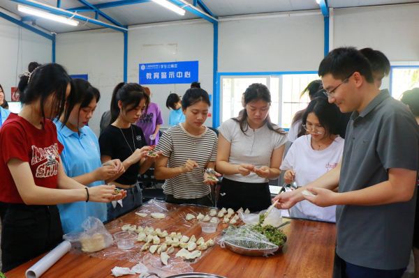 学校师生在共享厨房包饺子.jpg