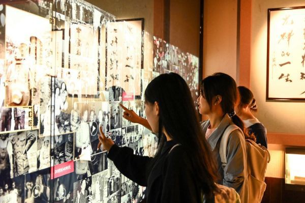 学校师生参观邓颖超纪念馆.jpg