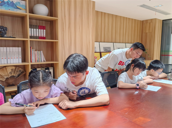图片1 队员指导孩子完成心理健康调研问卷.png
