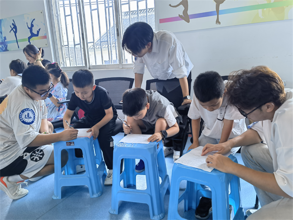 图片2  队员指导孩子完成心理健康调研问卷.png