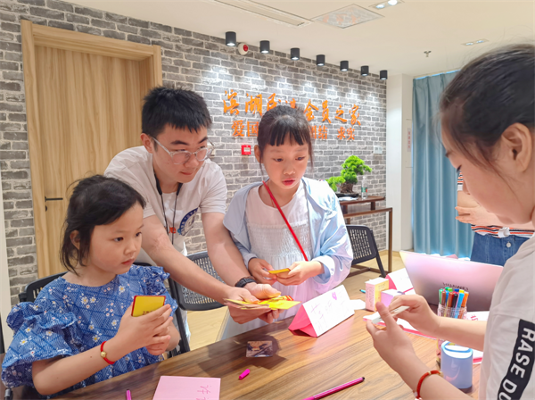 图片5 队员带领孩子们参加心理团辅活动.png