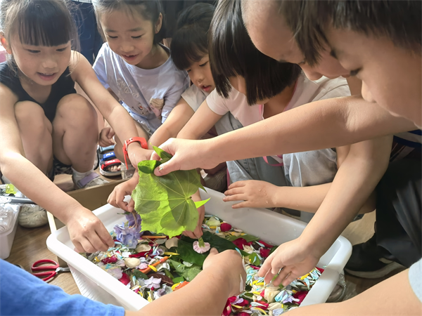 图片2 孩子们用盐水浸泡花叶.png