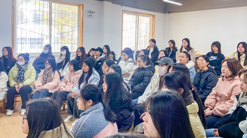 学生认真听讲.jpg