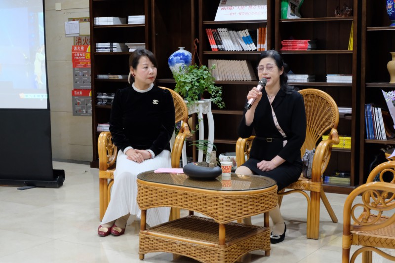 严三媛（右）向到场师生分享人生经历.JPG