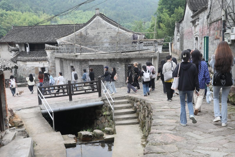 浙江工商职院验血专业学生正在谢界山村调研考察.jpg