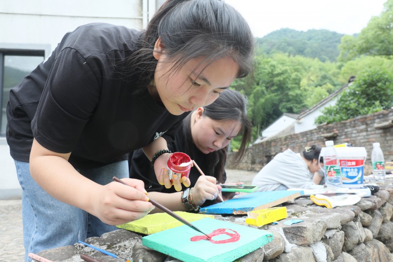 学生绘制游步道的指示牌和标志语.jpg