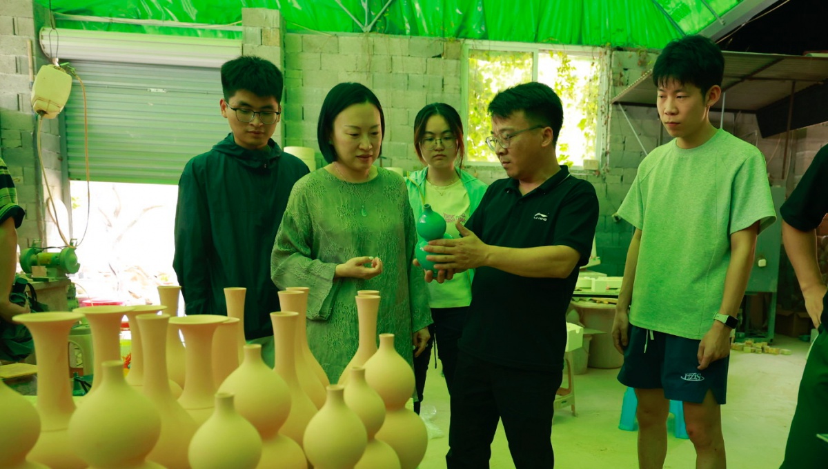 体验青瓷制作过程.JPG