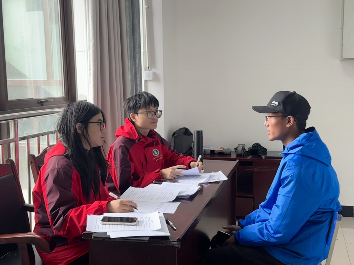 图2：支教队组织校园电视台学生记者面试选拔（摄影：白玛次仁）.jpg