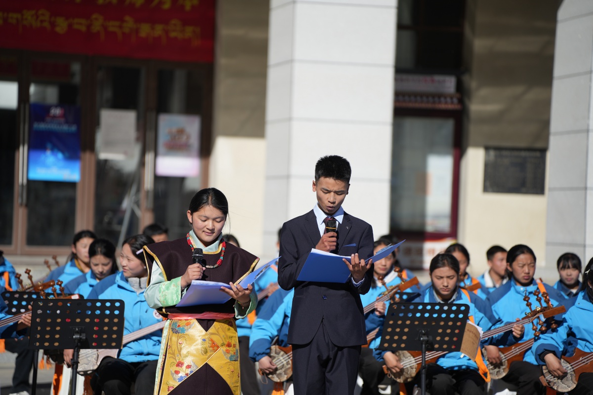 图3：支教队指导学生主持“冬游林芝 职教同行”活动（摄影：张梓盈）.jpg